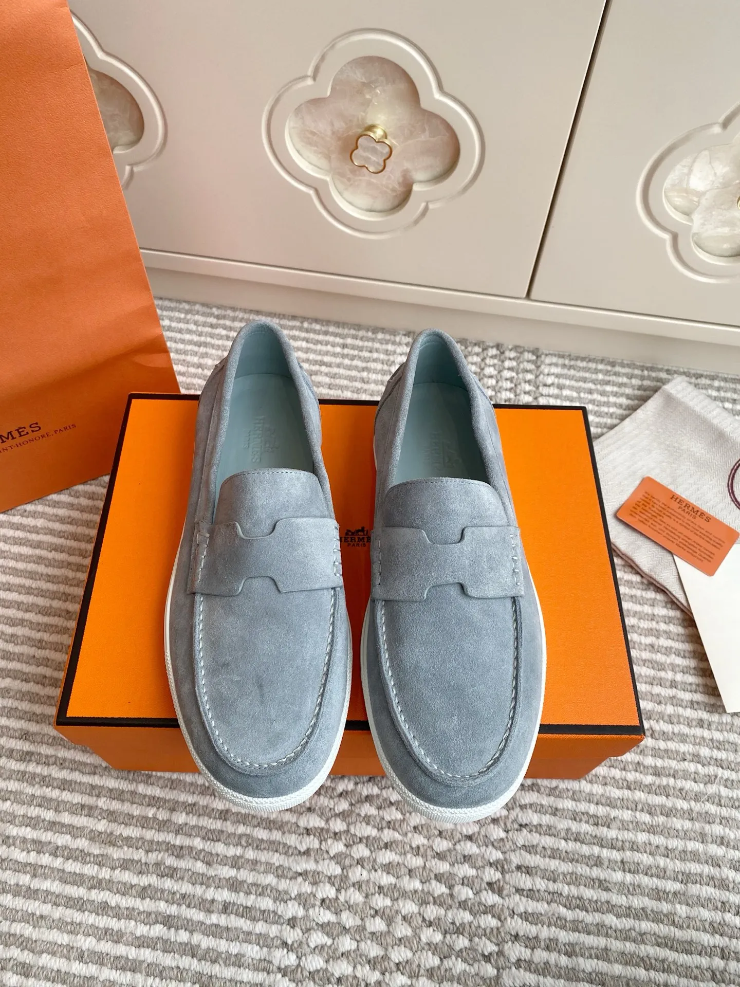 p560✨Hermes Couple Loafers｜Walking in the urban high-end, easily wearing Hermès temperament✨Who says luxury and comfort can’t have both?  This pair of H’s classic loafers really does it!  ▪️"Customized imported Yangjing fabric" is soft and delicate ▪️"Full sheepskin lining" + "soft-soled shoes" design. Your feet will be healed the moment you put them on~ It's like stepping on clouds☁️You won't feel tired after walking all day!  The iconic "H" buckle is low-key and luxurious. It is matched with a rubber outsole. It is lightweight and stylish. Whether you are commuting or shopping, you can easily achieve casual urban style🏙 Can be worn by couples. Full range of sizes, girls 35-41 | boys 39-45. Wear them together when going out. Sweet and high-end💑 Original mold opening. Details are in place. Those who understand will be attracted at a glance ️❤️ #Hermès loafers #coupleshoes #lightweight and versatile shoes